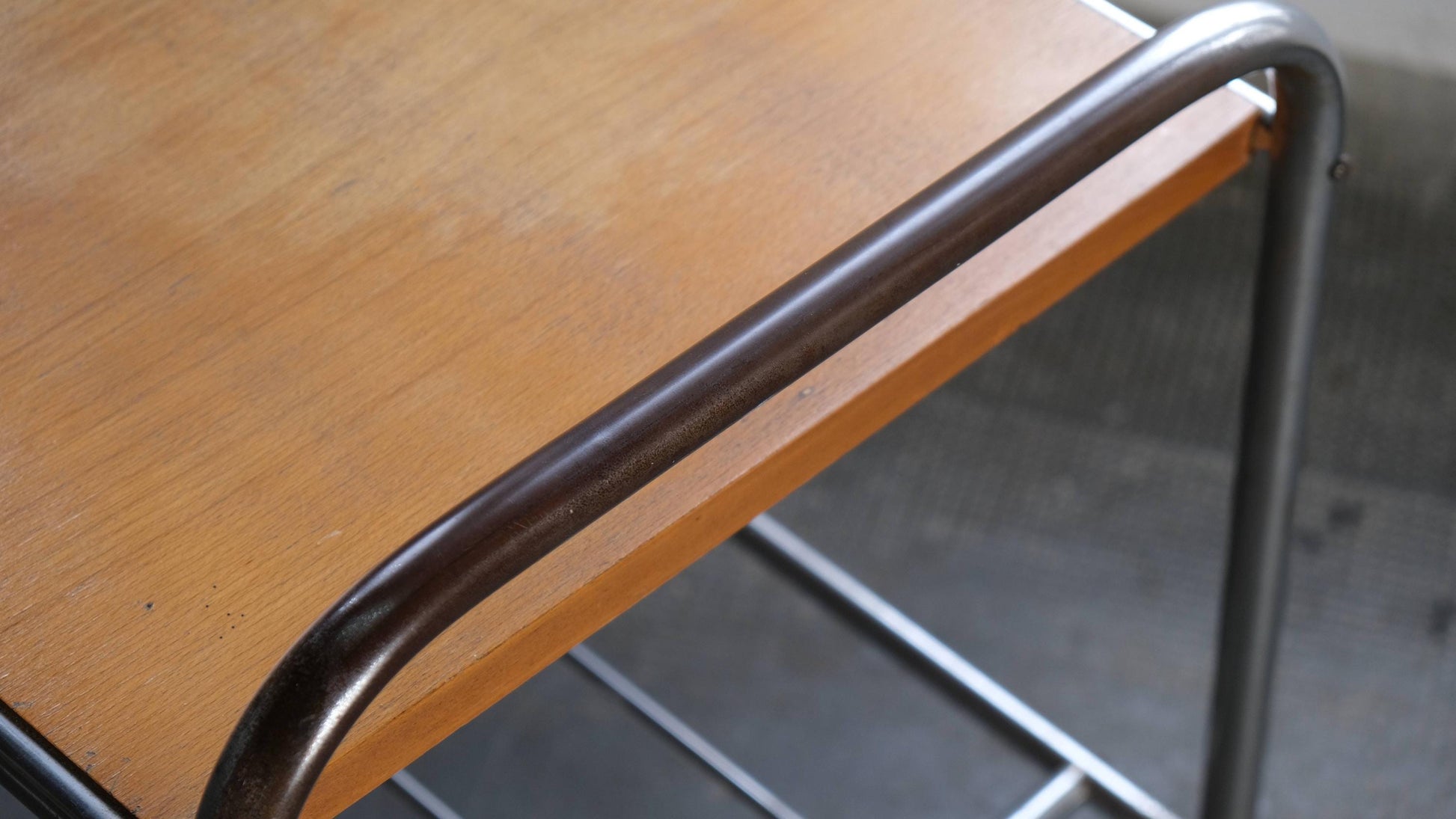 Vintage Beistelltisch Bauhaus mit Holzablage