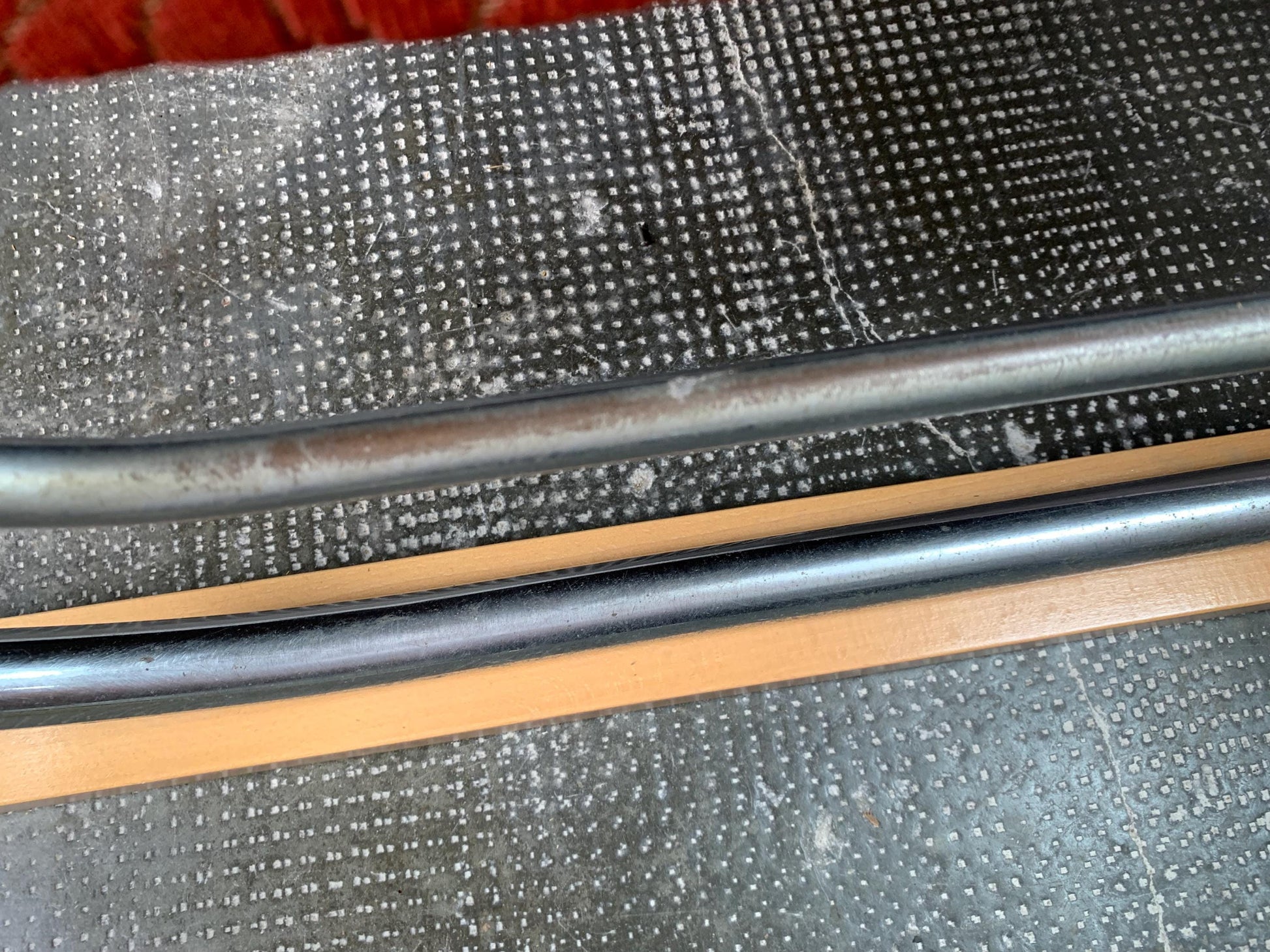 Vintage Sofa Bauhaus mit roten Polsterauflagen
