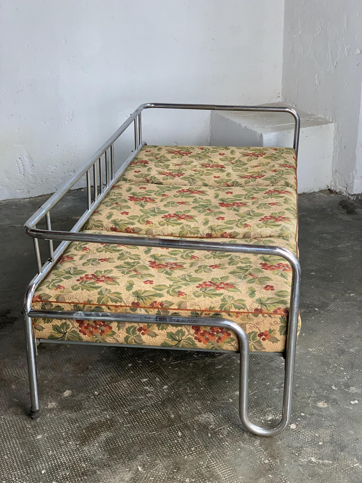Vintage Sofa nach Anton Lorenz für Bauhaus mit gemusterten Polsterauflagen
