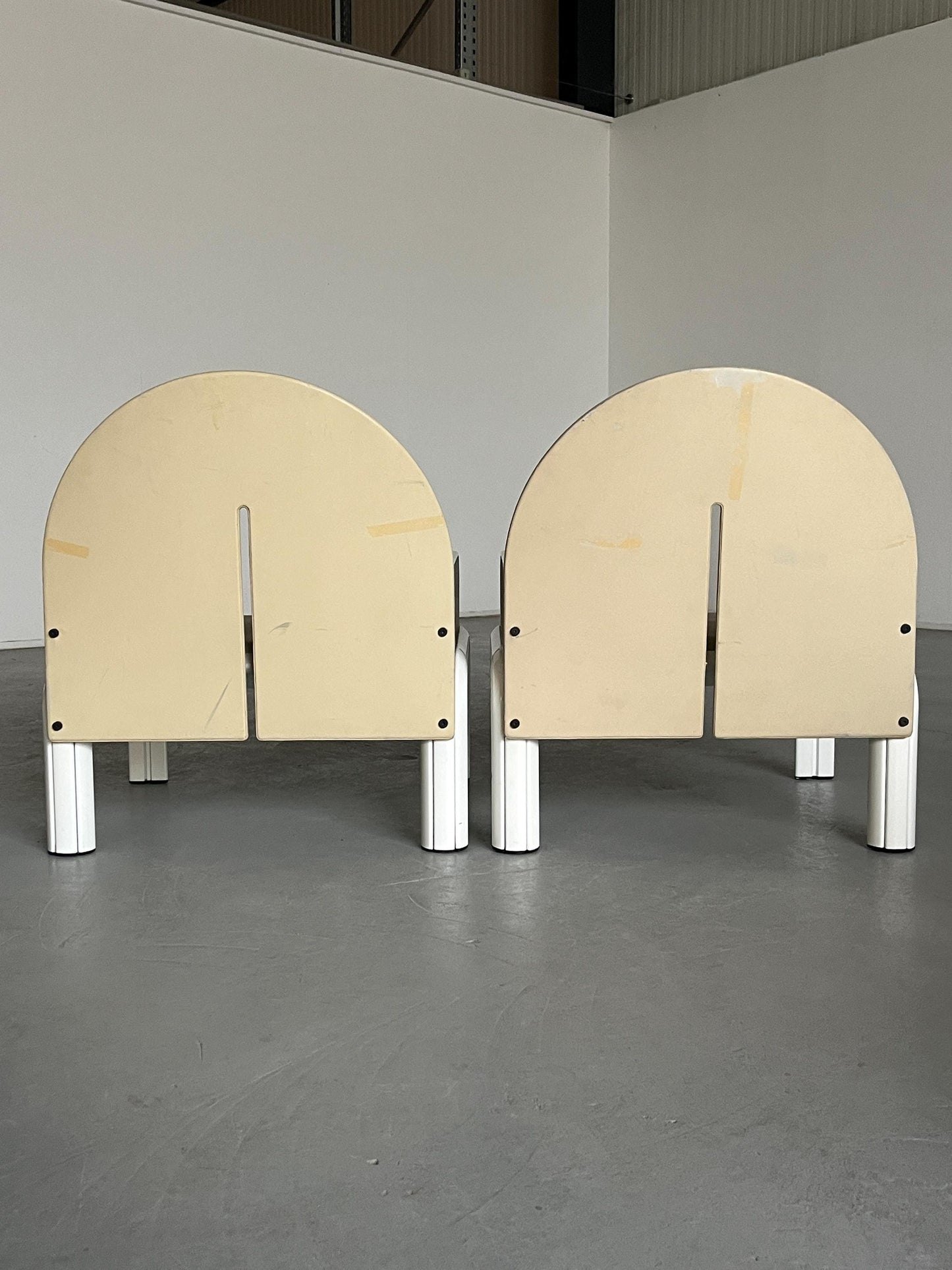 Vintage Armstuhl '54L' von Gae Aulenti für Knoll International Beige Leder Weiß Metall Paar