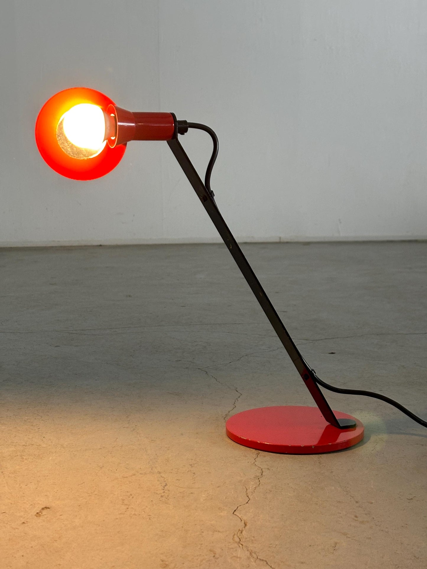 Vintage Tischlampe rot schwarz Metall geometrisch 1980er Niederlande