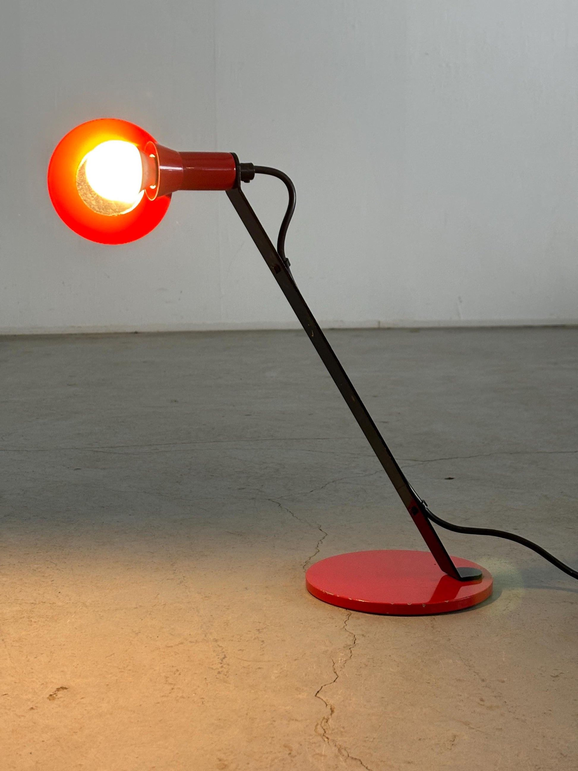 Vintage Tischlampe rot schwarz Metall geometrisch 1980er Niederlande