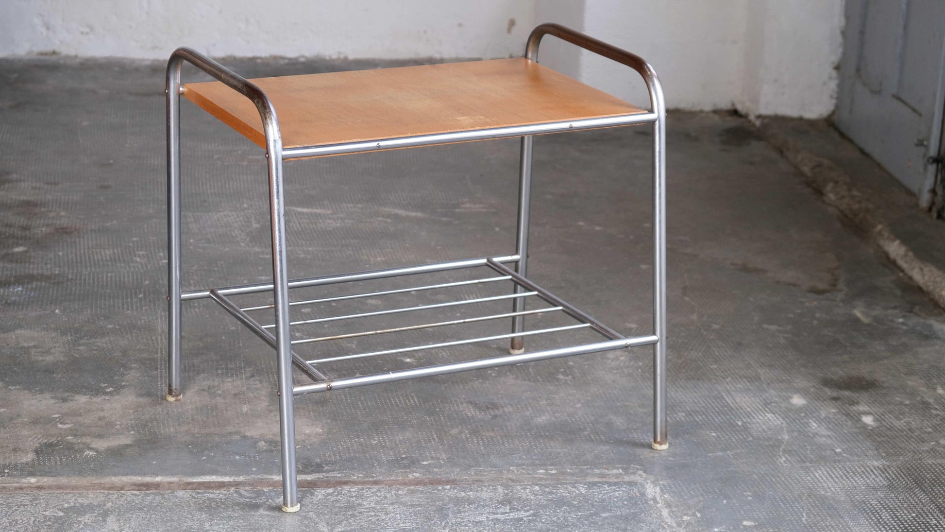 Vintage Beistelltisch Bauhaus mit Holzablage