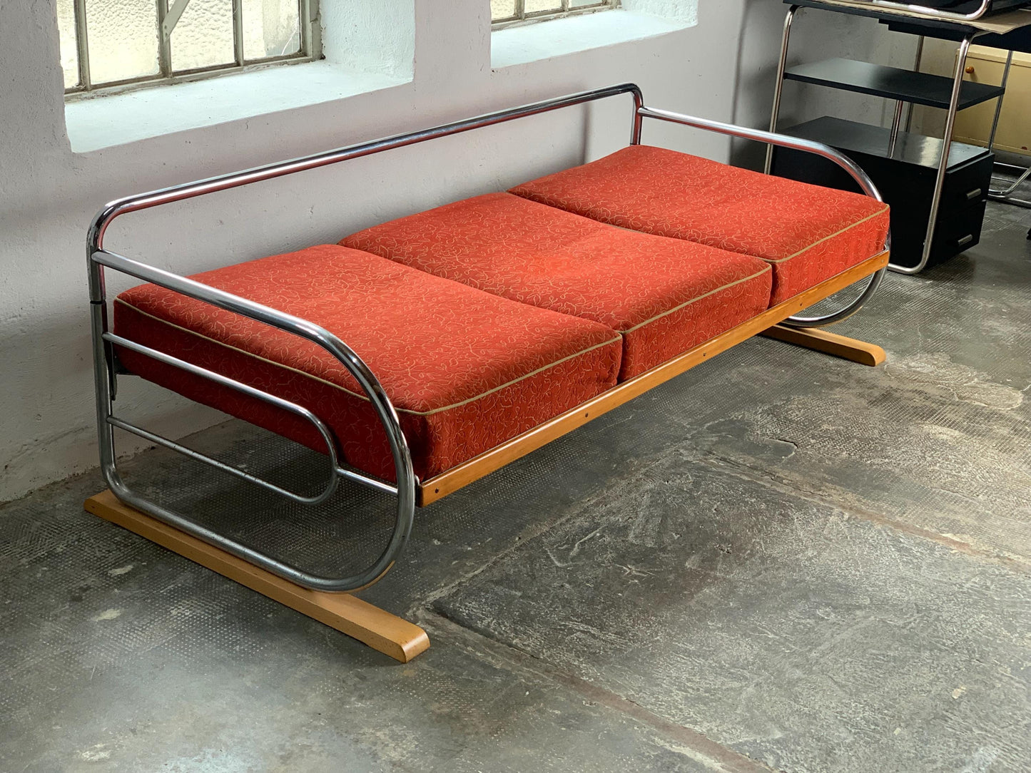 Vintage Sofa Bauhaus mit roten Polsterauflagen