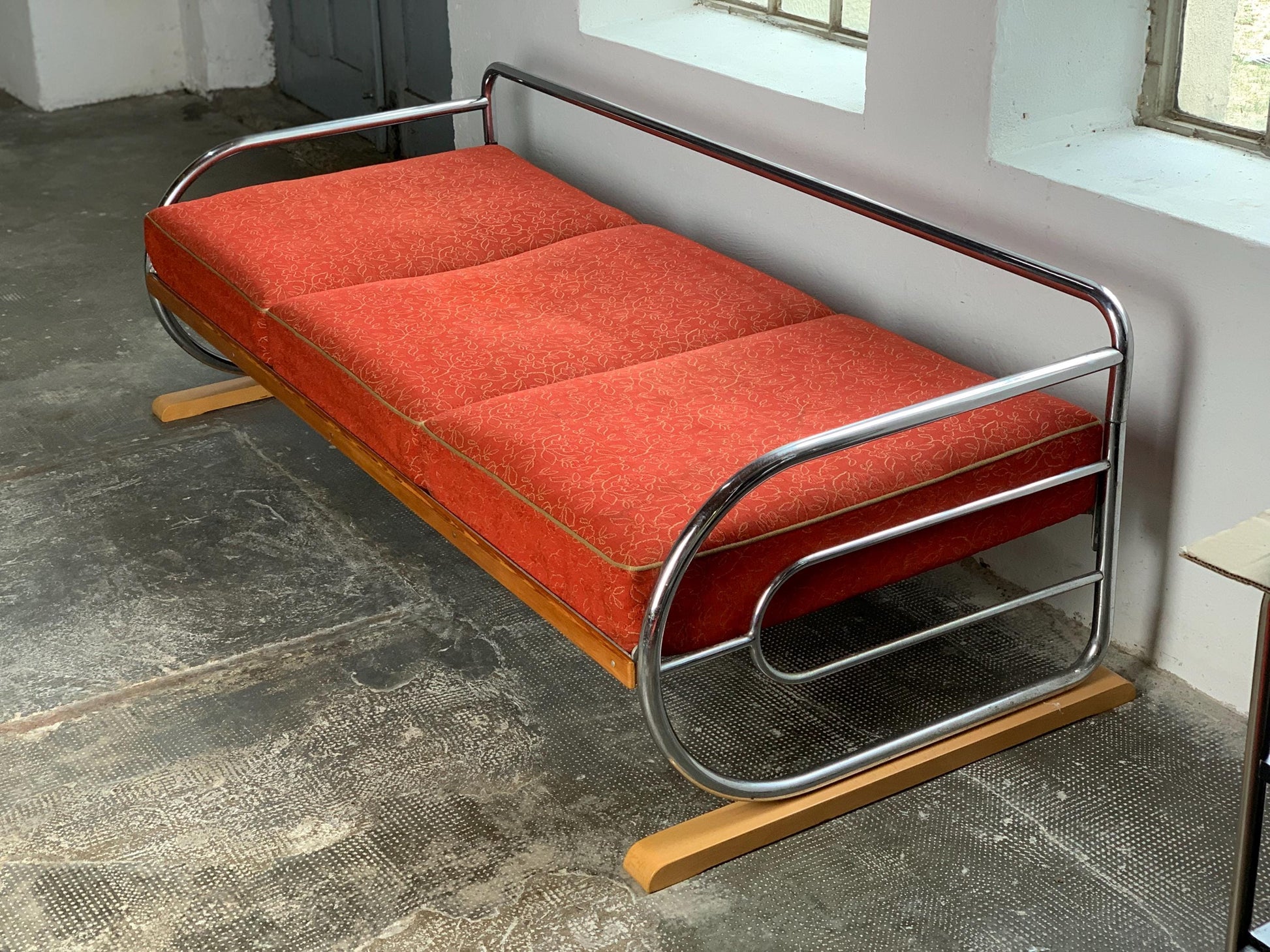 Vintage Sofa Bauhaus mit roten Polsterauflagen