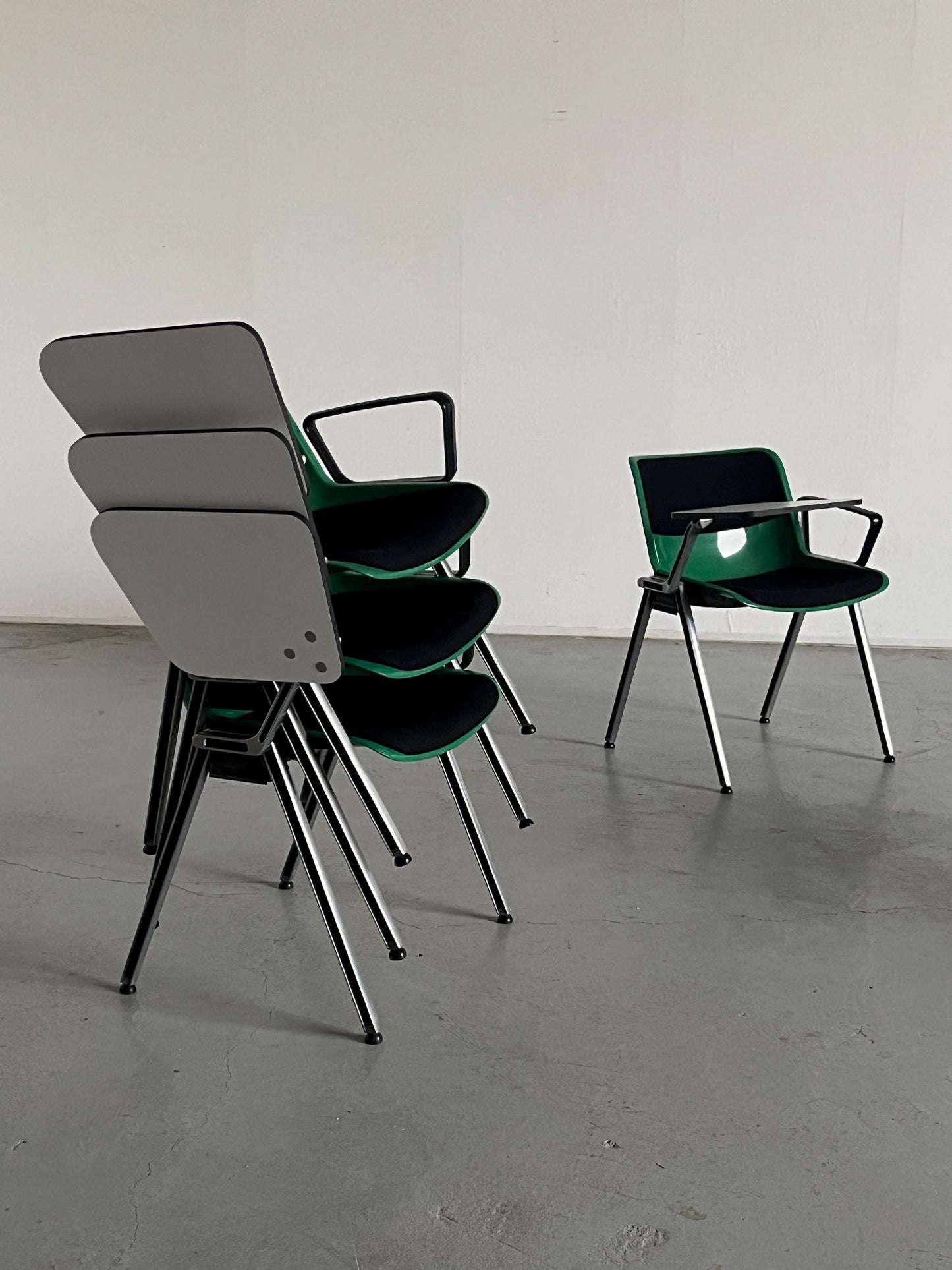 Vintage 'Modus' Bürostuhl von Osvaldo Borsani für Tecno, Grün, Schwarz, Holz