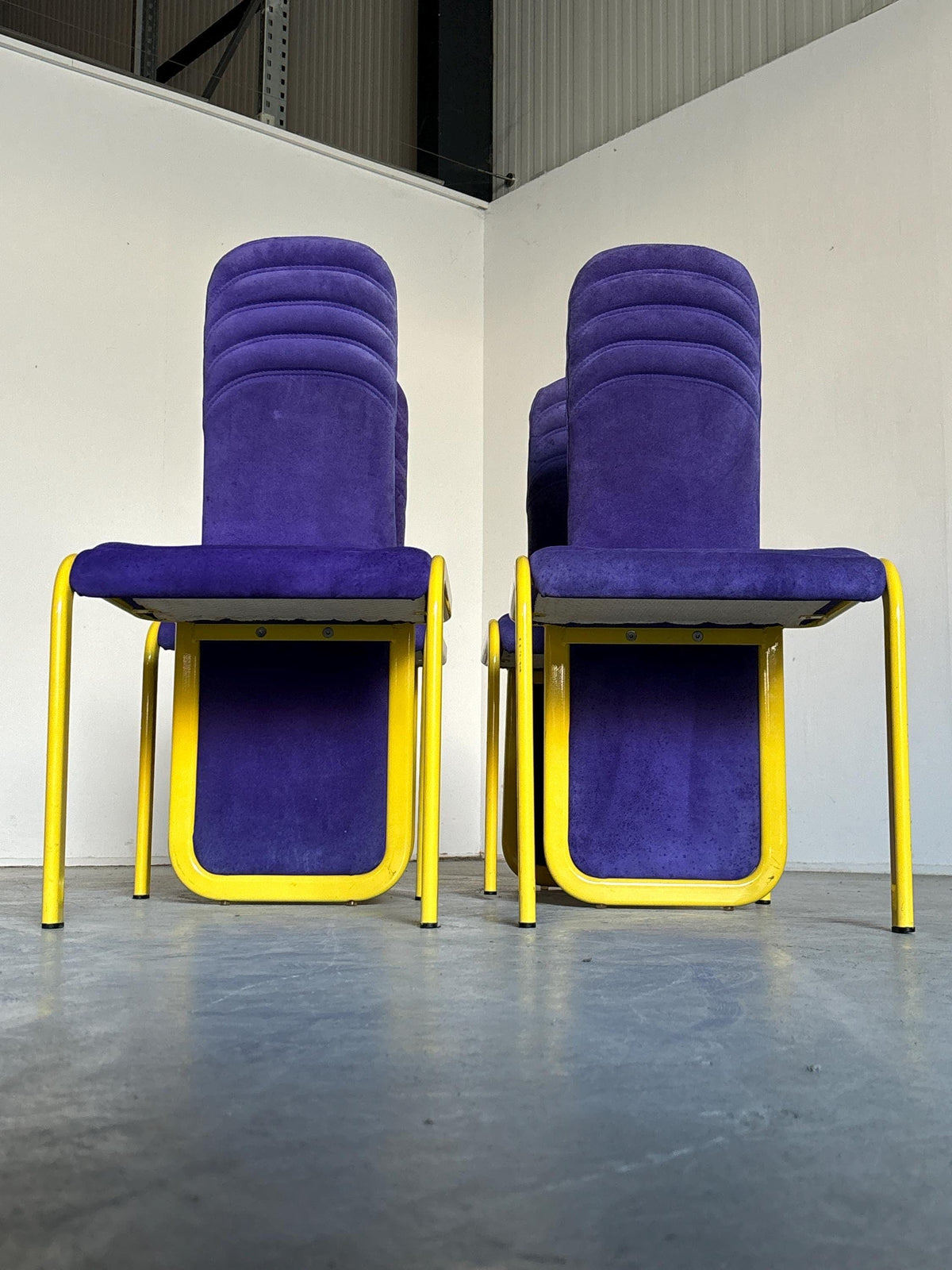 Chaises de salle à manger vintage postmodernes Memphis, revêtement violet, métal jaune, Italie, années 1980, lot de 4
