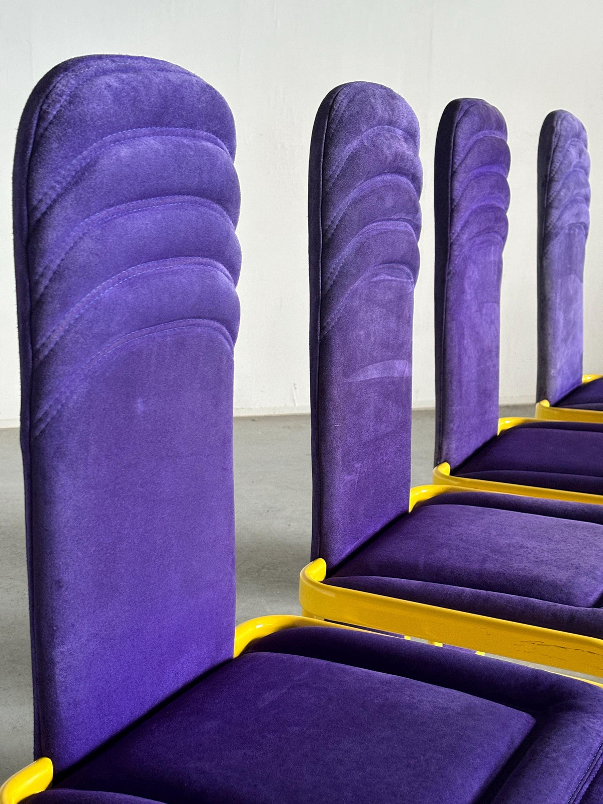 Chaises de salle à manger vintage postmodernes Memphis, revêtement violet, métal jaune, Italie, années 1980, lot de 4