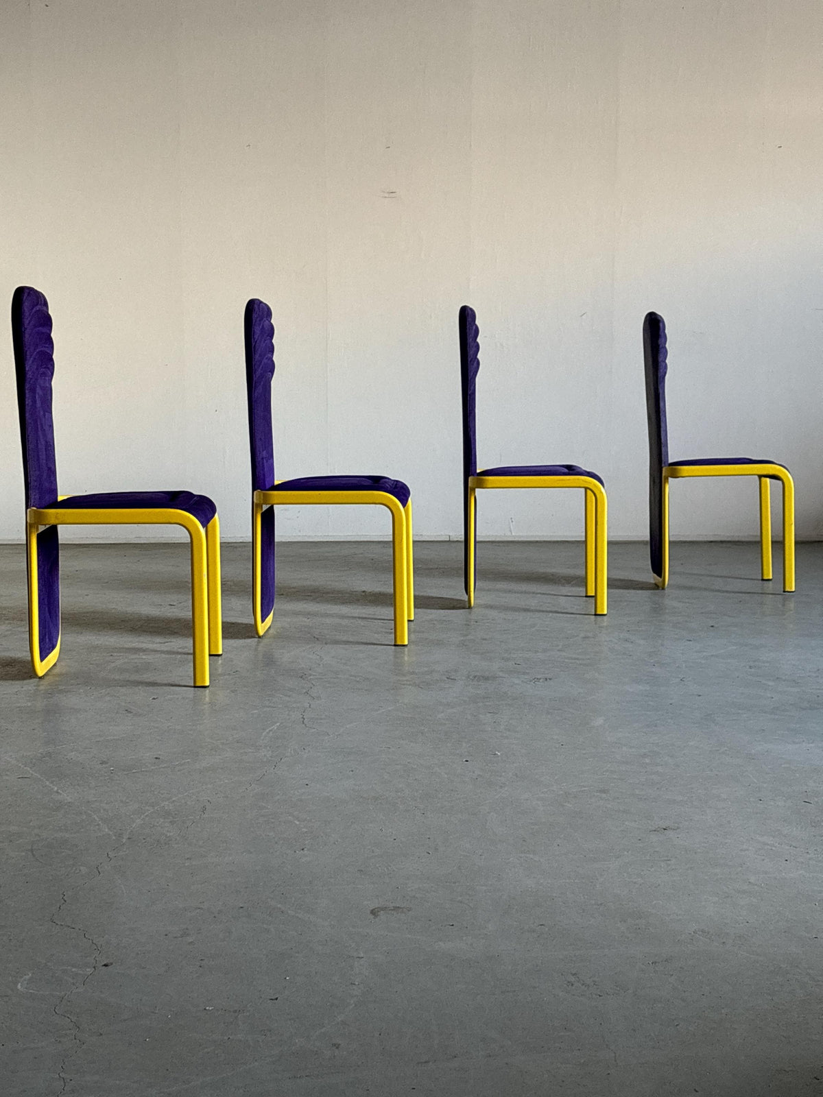 Chaises de salle à manger vintage postmodernes Memphis, revêtement violet, métal jaune, Italie, années 1980, lot de 4