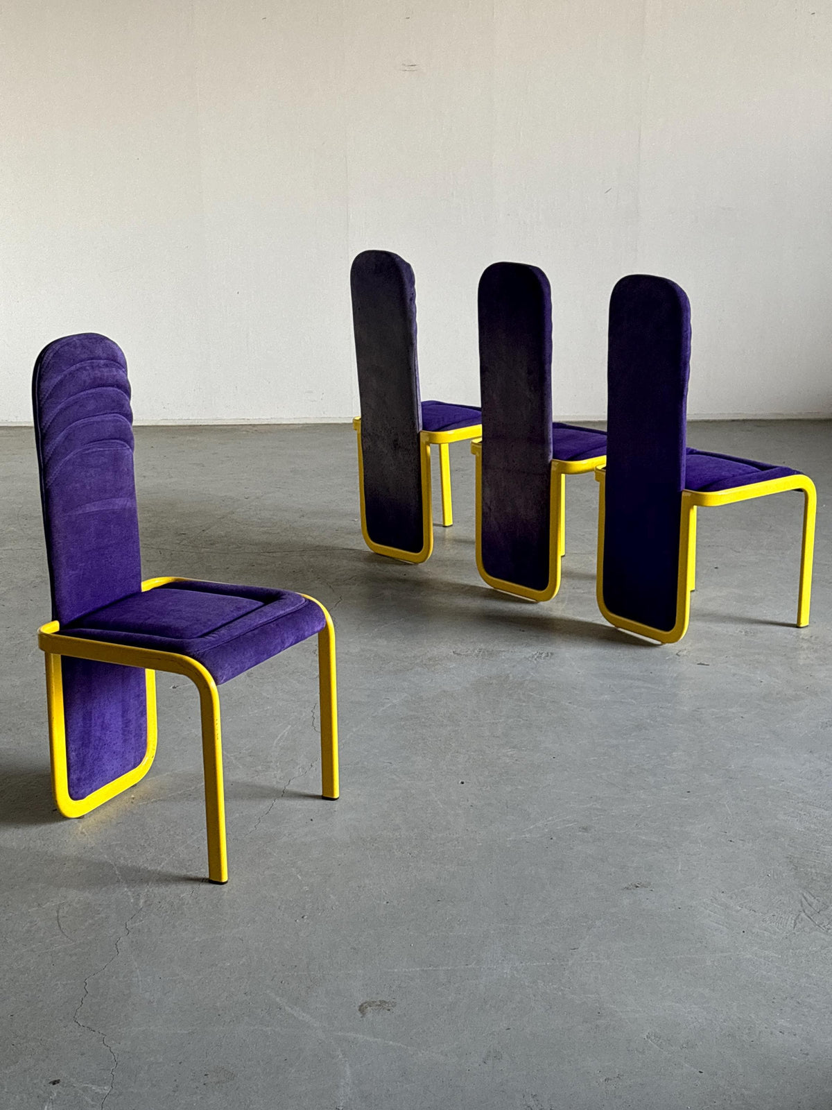 Chaises de salle à manger vintage postmodernes Memphis, revêtement violet, métal jaune, Italie, années 1980, lot de 4