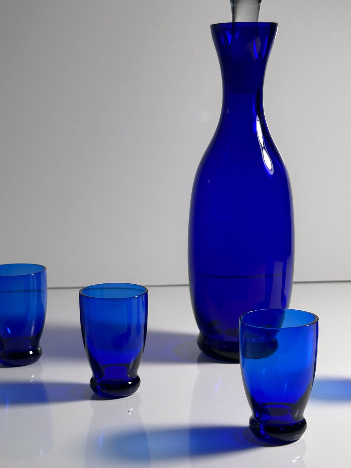 Vintage Dekanter Böhmisch Ultramarin Blau von CZ Bohemia Set von 5 Gläsern