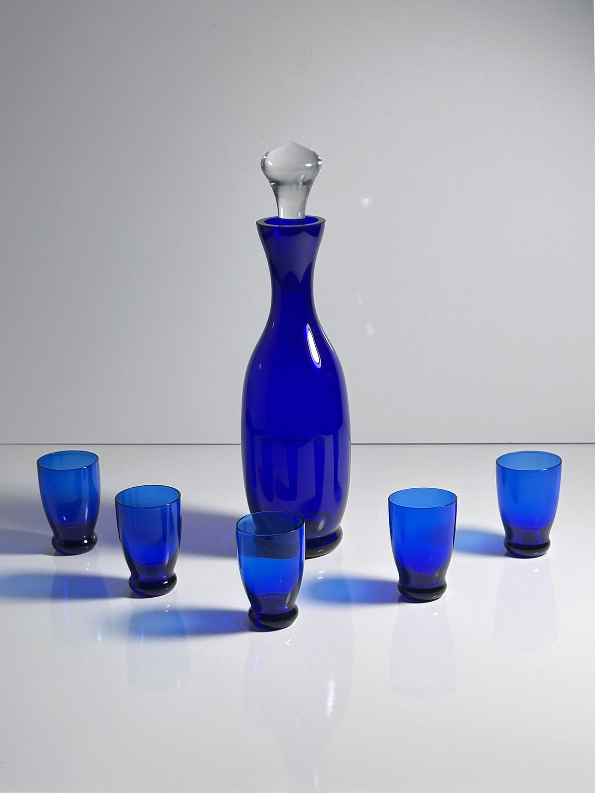 Vintage Dekanter Böhmisch Ultramarin Blau von CZ Bohemia Set von 5 Gläsern