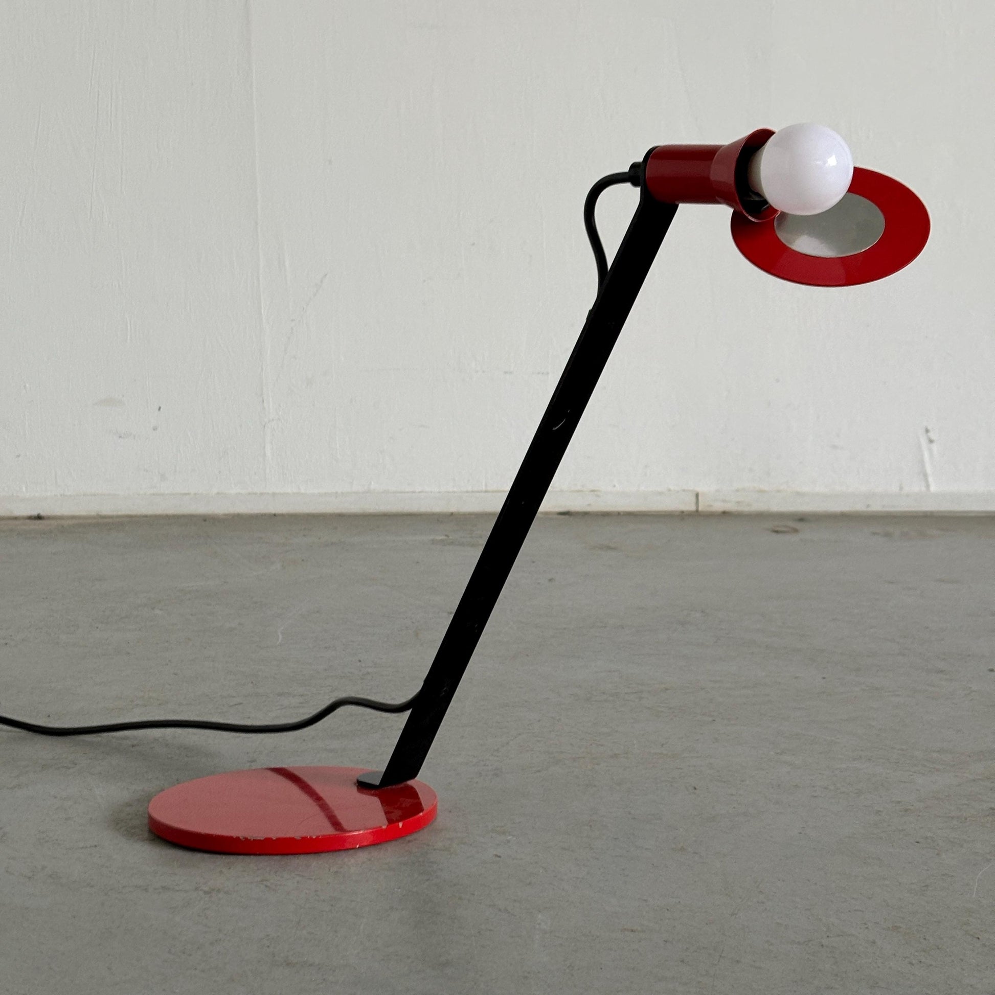 Vintage Tischlampe rot schwarz Metall geometrisch 1980er Niederlande
