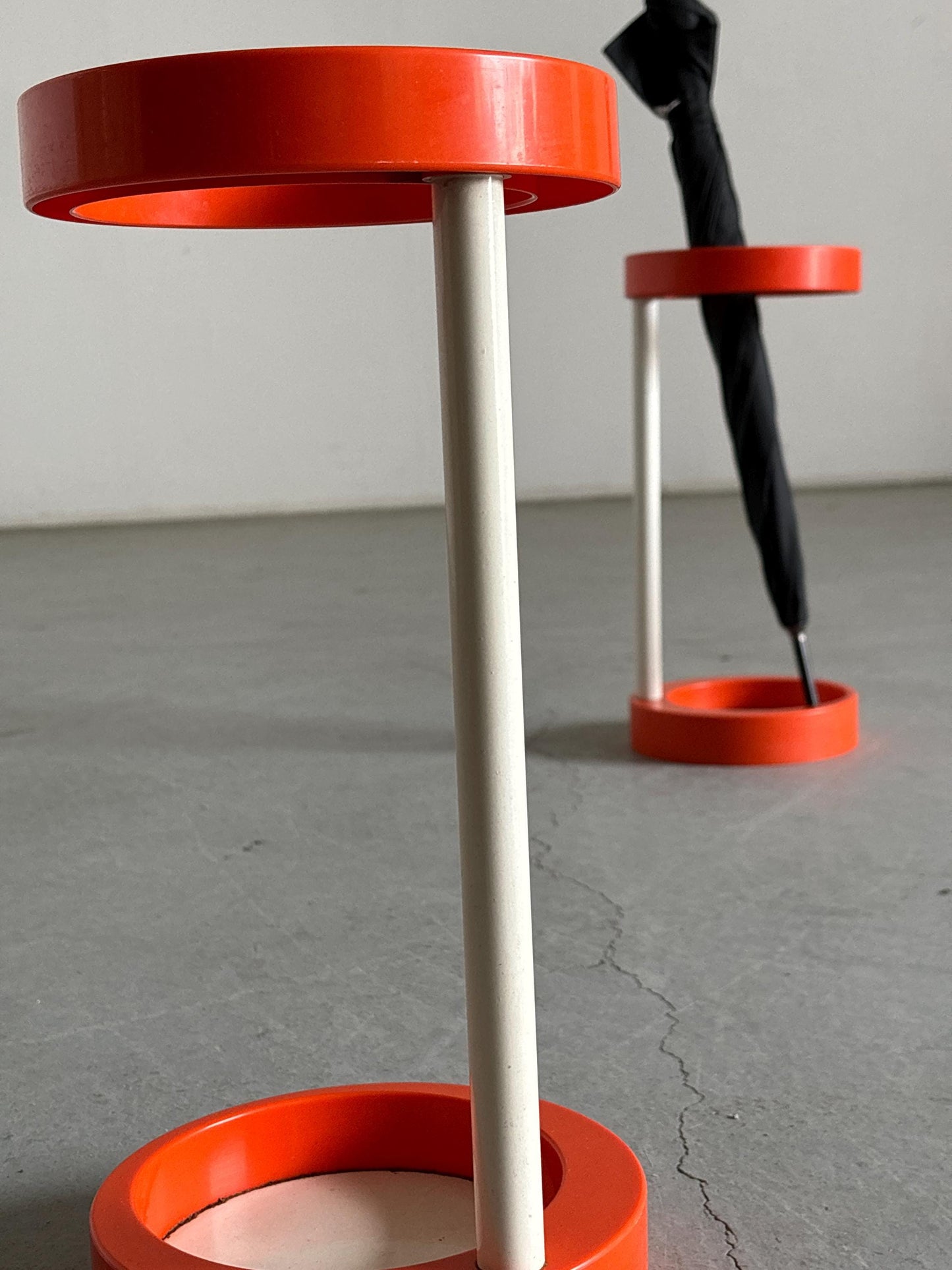 Vintage Regenschirmständer, orange und weiß, Mid-Century Modern 1970er
