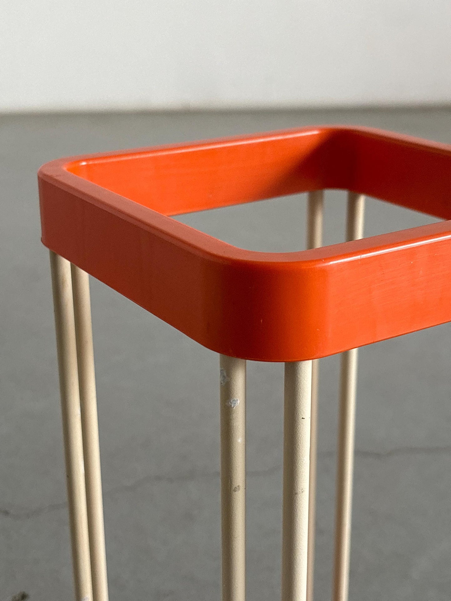 Vintage Regenschirmständer Space Age Orange Weiß 1970er