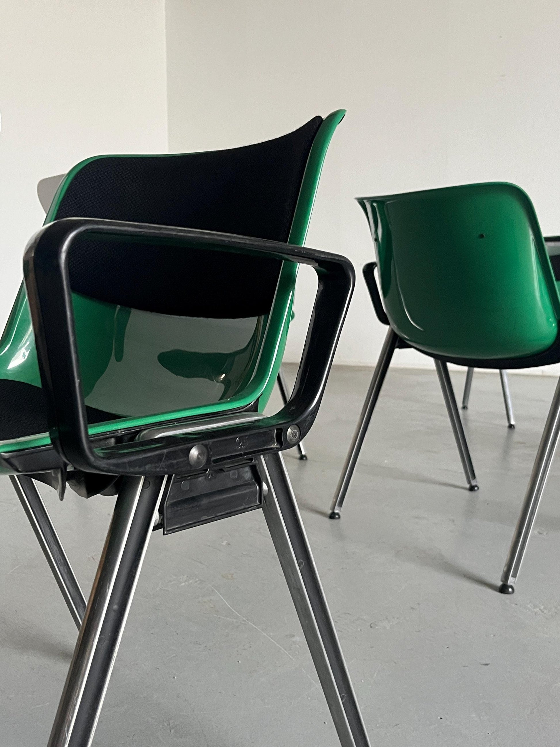 Vintage 'Modus' Bürostuhl von Osvaldo Borsani für Tecno, Grün, Schwarz, Holz