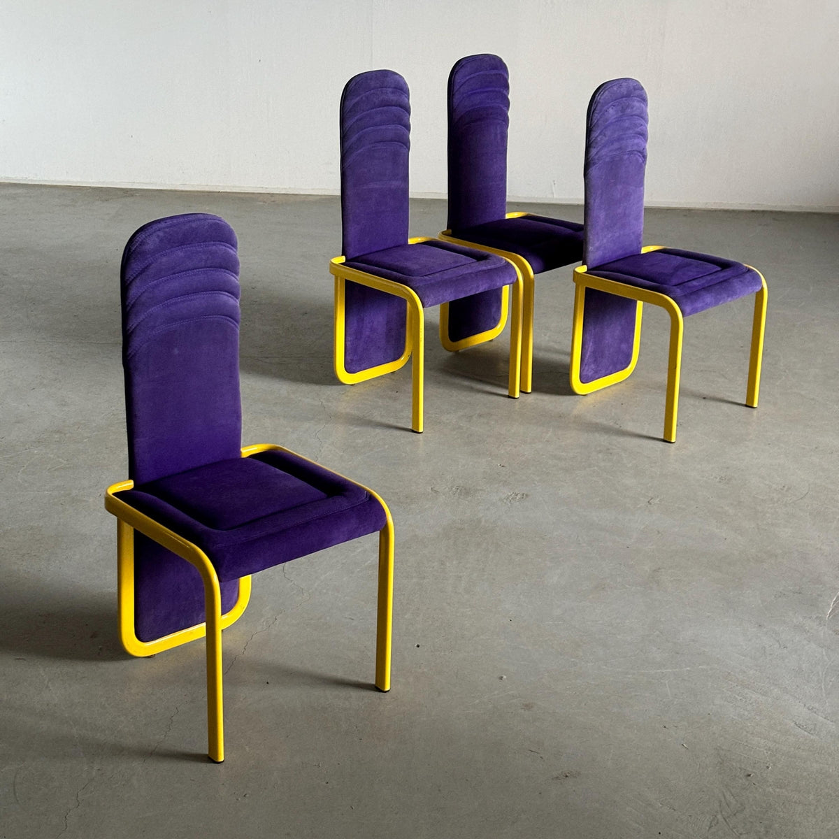 Chaises de salle à manger vintage postmodernes Memphis, revêtement violet, métal jaune, Italie, années 1980, lot de 4