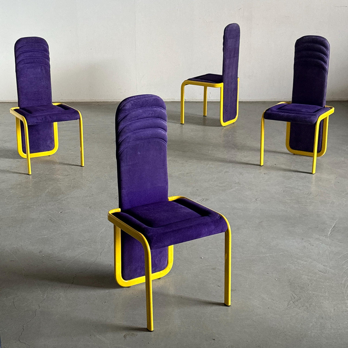 Chaises de salle à manger vintage postmodernes Memphis, revêtement violet, métal jaune, Italie, années 1980, lot de 4