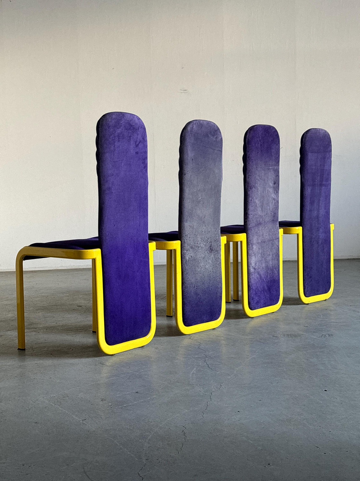 Chaises de salle à manger vintage postmodernes Memphis, revêtement violet, métal jaune, Italie, années 1980, lot de 4