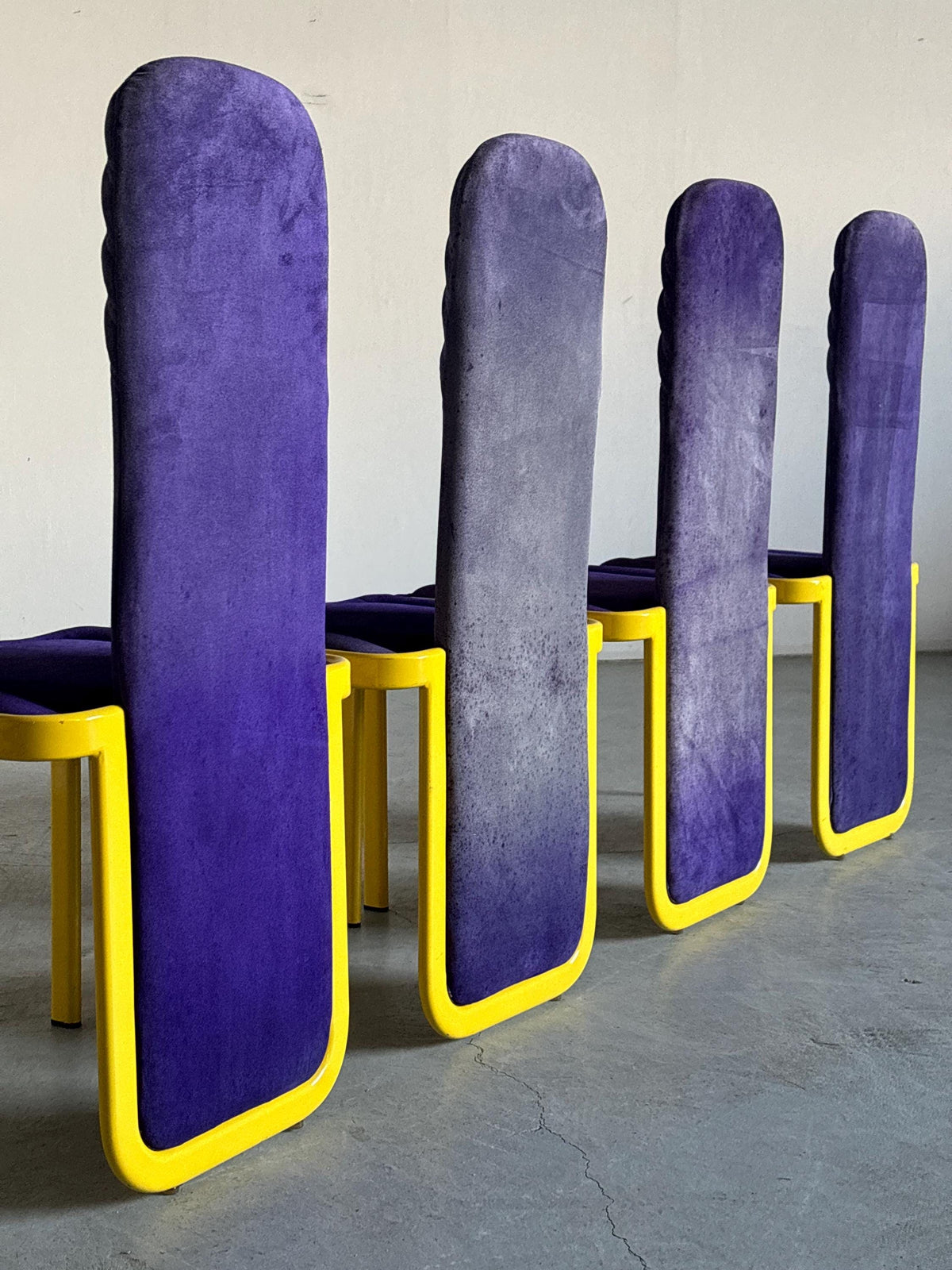 Chaises de salle à manger vintage postmodernes Memphis, revêtement violet, métal jaune, Italie, années 1980, lot de 4