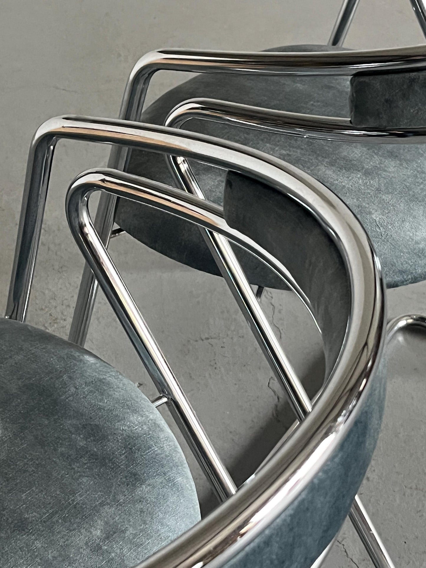 Vintage Sessel in Hellblau Grau Chrom, Stahlrohr und Samt