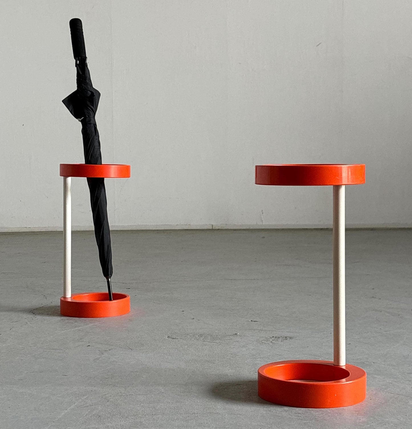 Vintage Regenschirmständer, orange und weiß, Mid-Century Modern 1970er
