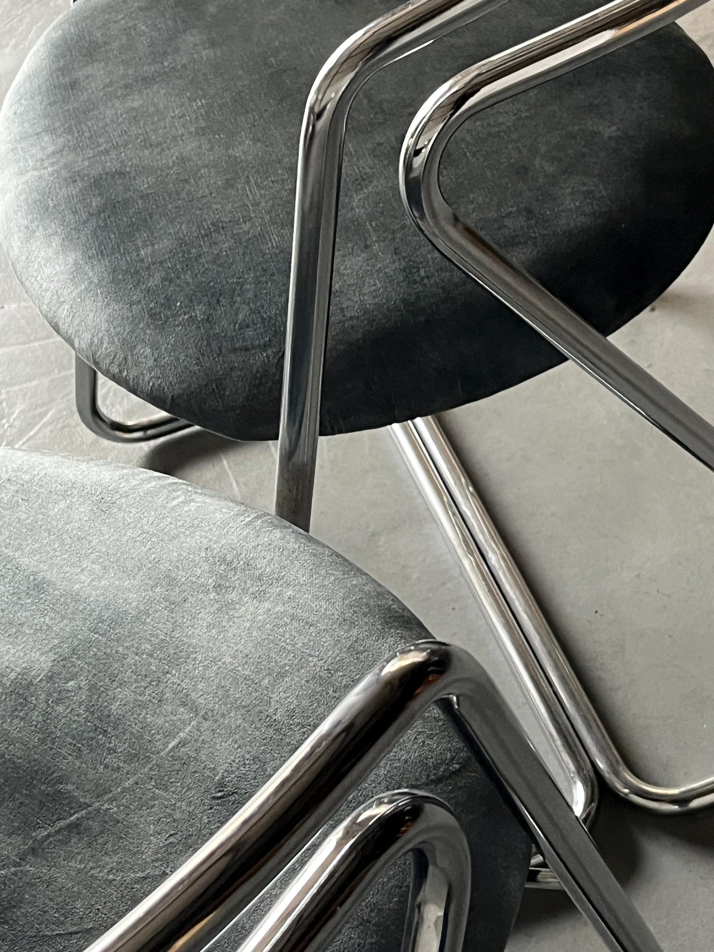 Vintage Sessel in Hellblau Grau Chrom, Stahlrohr und Samt