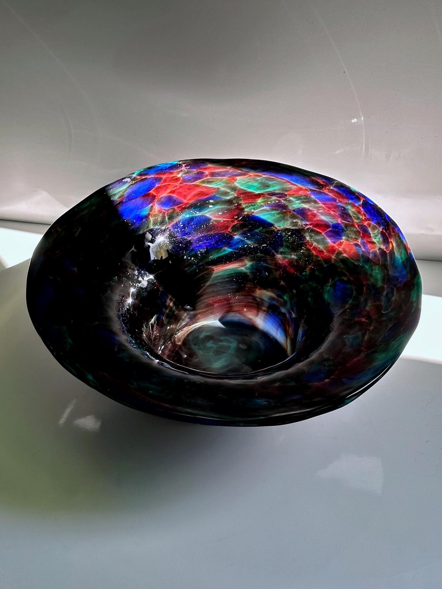 Vase vintage en verre de Bohème rouge vert bleu années 1980 Space Age Galaxy