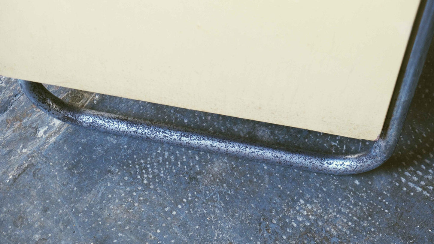 Table de chevet vintage style Bauhaus ivoire