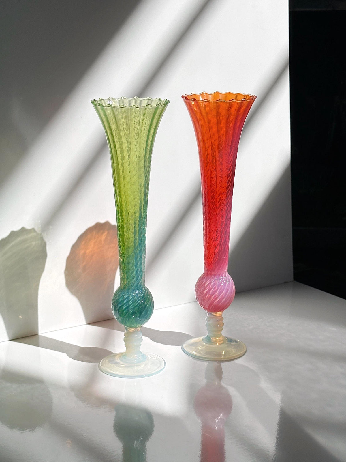 Paire de vases vintage en verre opalin rose vert tourbillonnant Italie