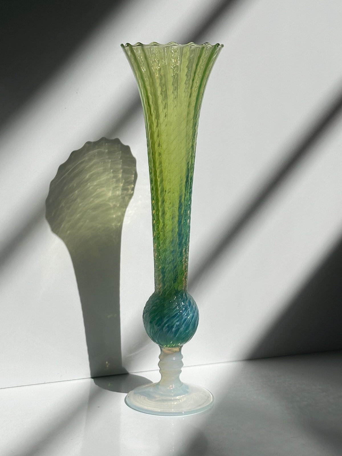 Paire de vases vintage en verre opalin rose vert tourbillonnant Italie