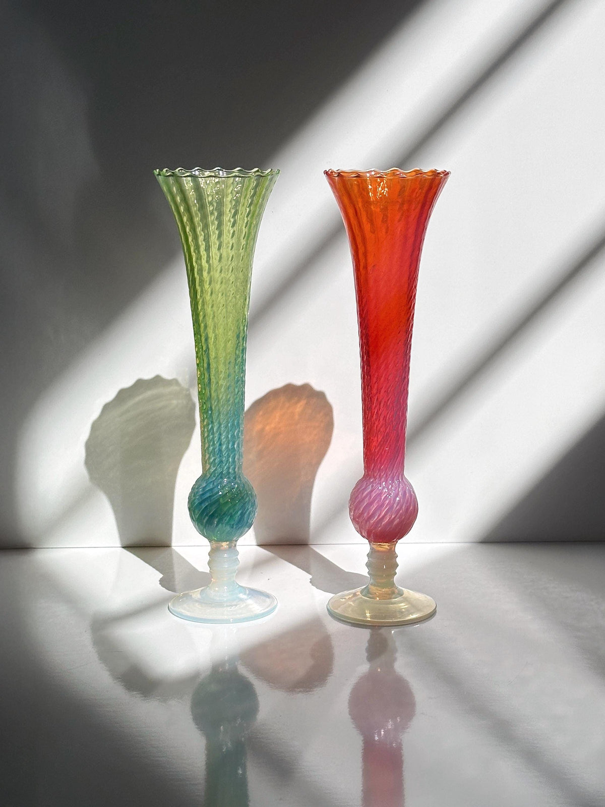 Paire de vases vintage en verre opalin rose vert tourbillonnant Italie
