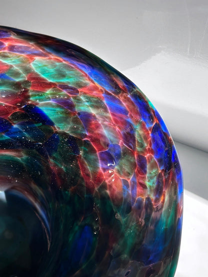 Vase vintage en verre de Bohème rouge vert bleu années 1980 Space Age Galaxy