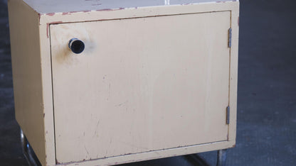 Vintage Nachttisch Elfenbein sandfarben Stahlrohr Chrom Holz