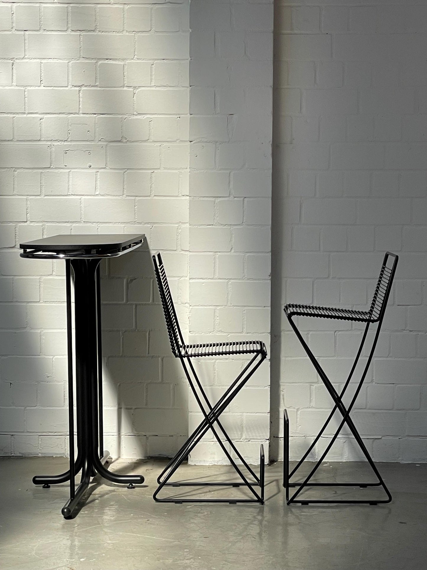 Set von 2 Vintage Barhocker "Kreuzschwinger" von Till Behrens mit Stehtisch in Schwarz