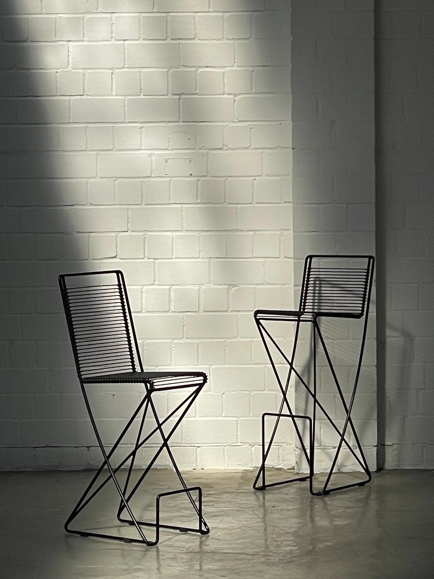 Vintage Barhocker und Tisch von Till Behrens schwarz