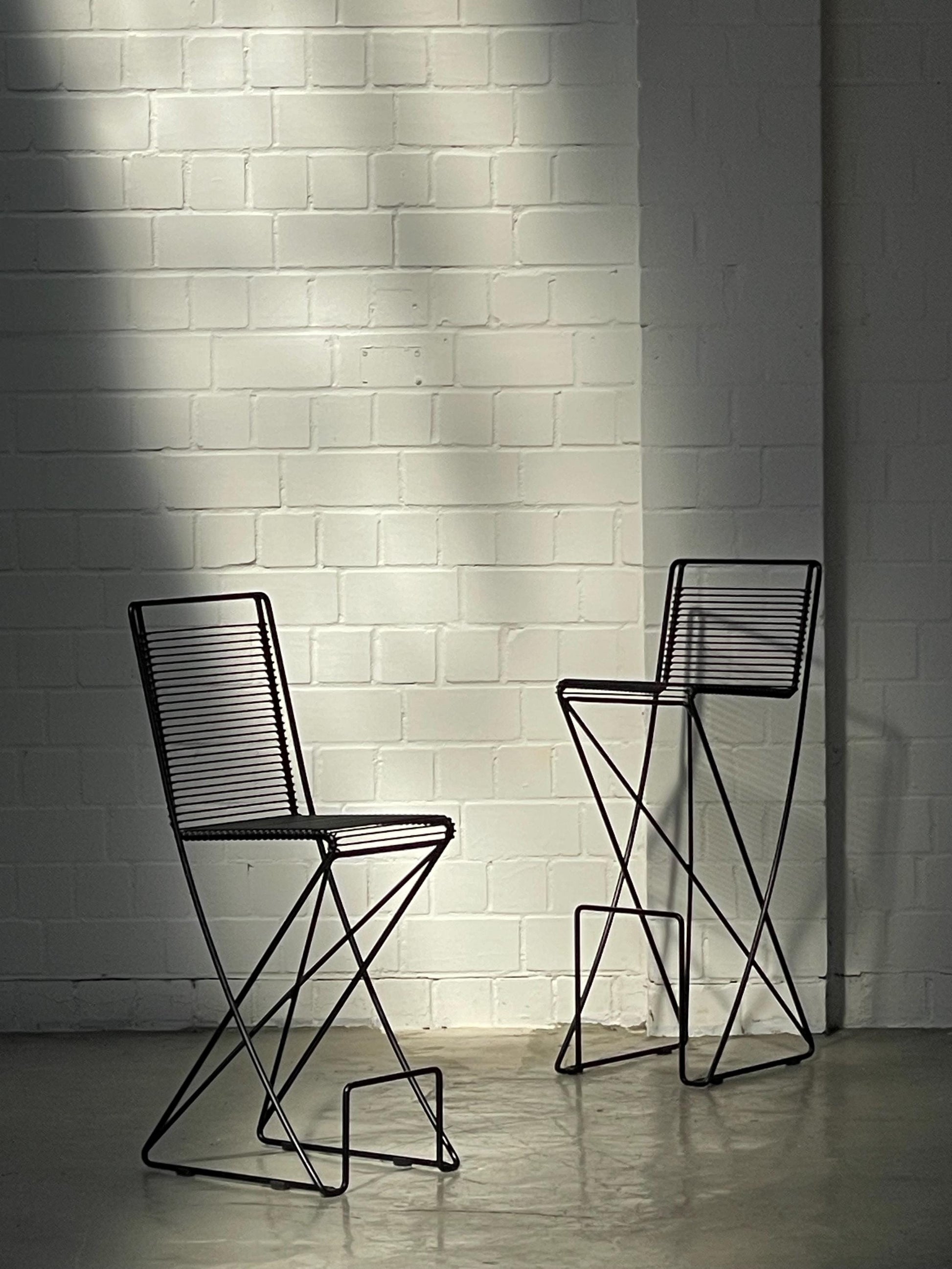 Vintage Barhocker und Tisch von Till Behrens schwarz