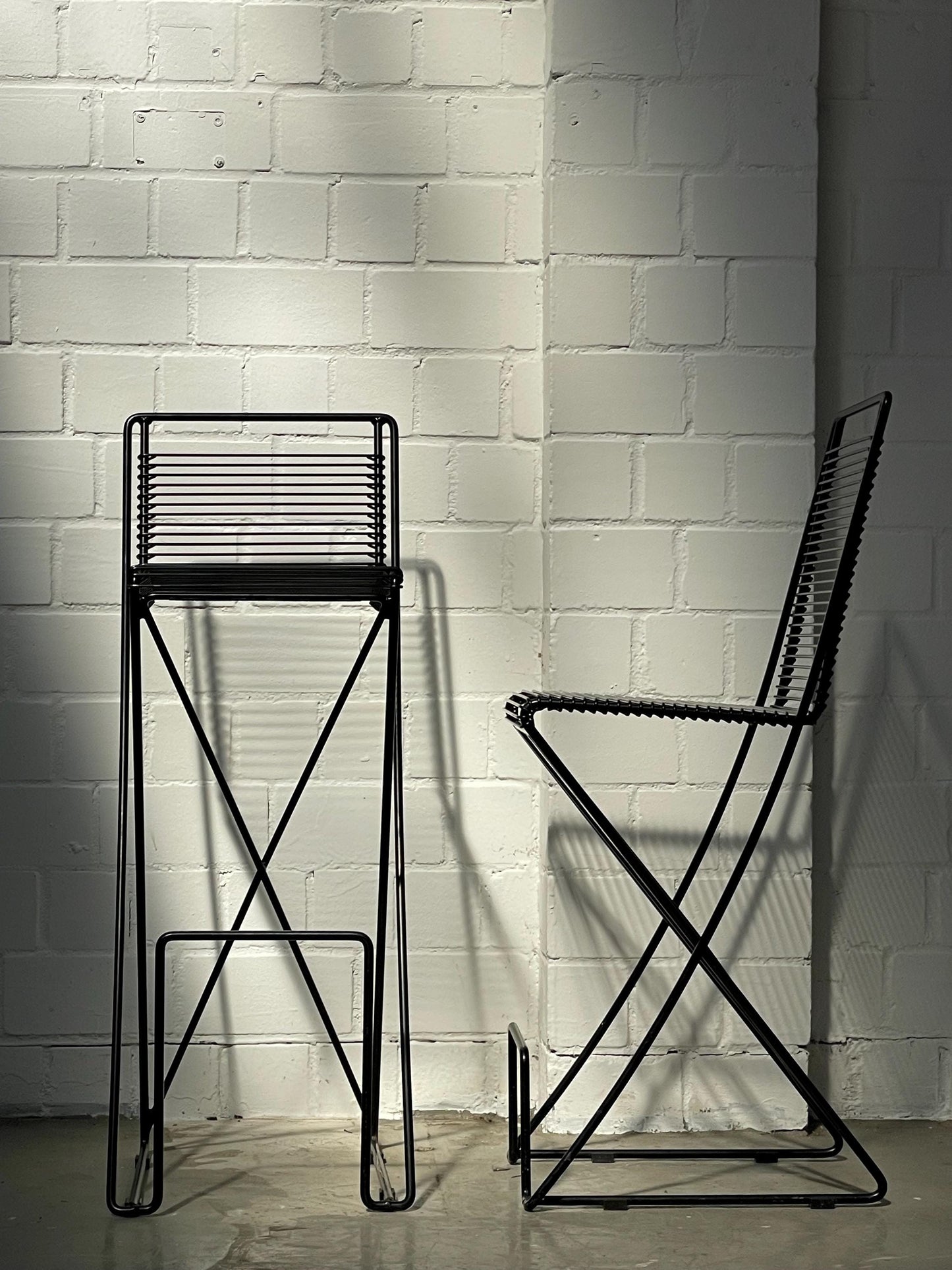 Set von 2 Vintage Barhocker "Kreuzschwinger" von Till Behrens mit Stehtisch in Schwarz