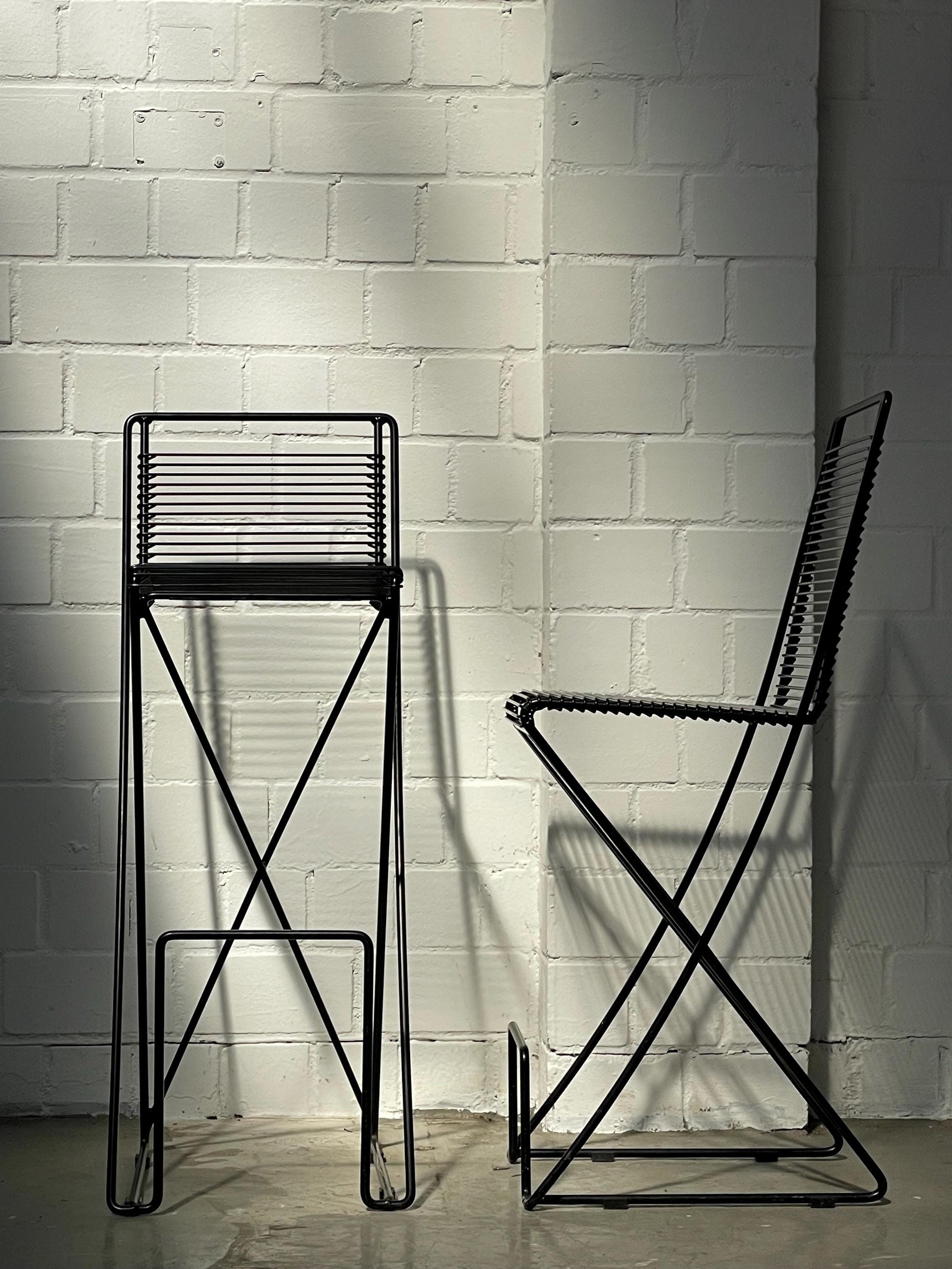 Set von 2 Vintage Barhocker "Kreuzschwinger" von Till Behrens mit Stehtisch in Schwarz