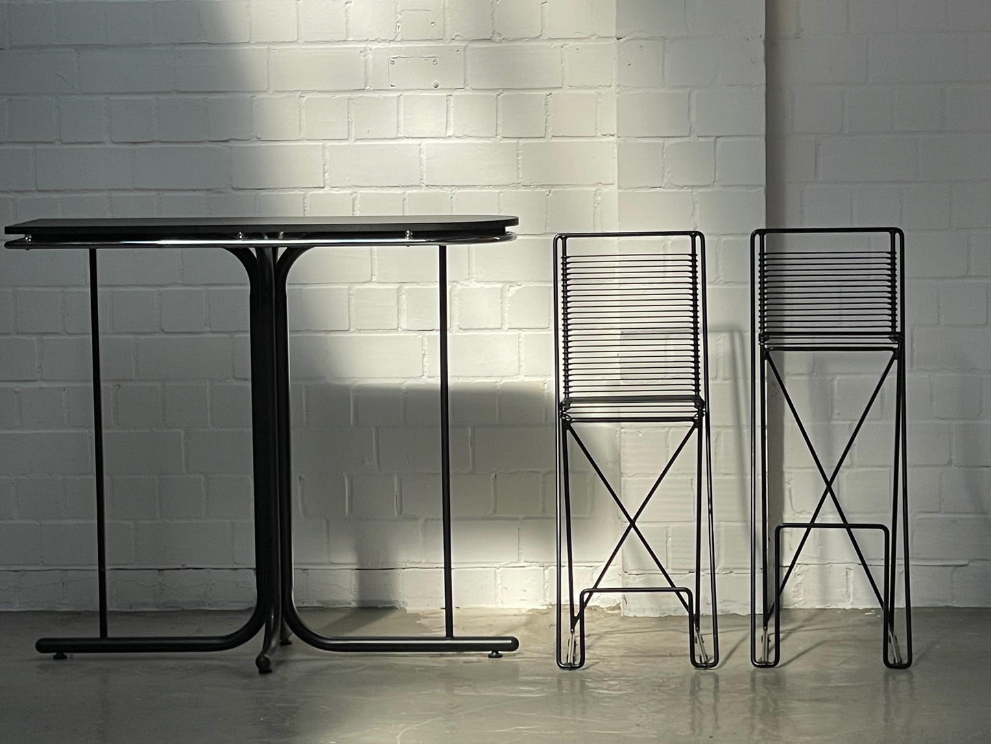 Vintage Barhocker und Tisch von Till Behrens schwarz
