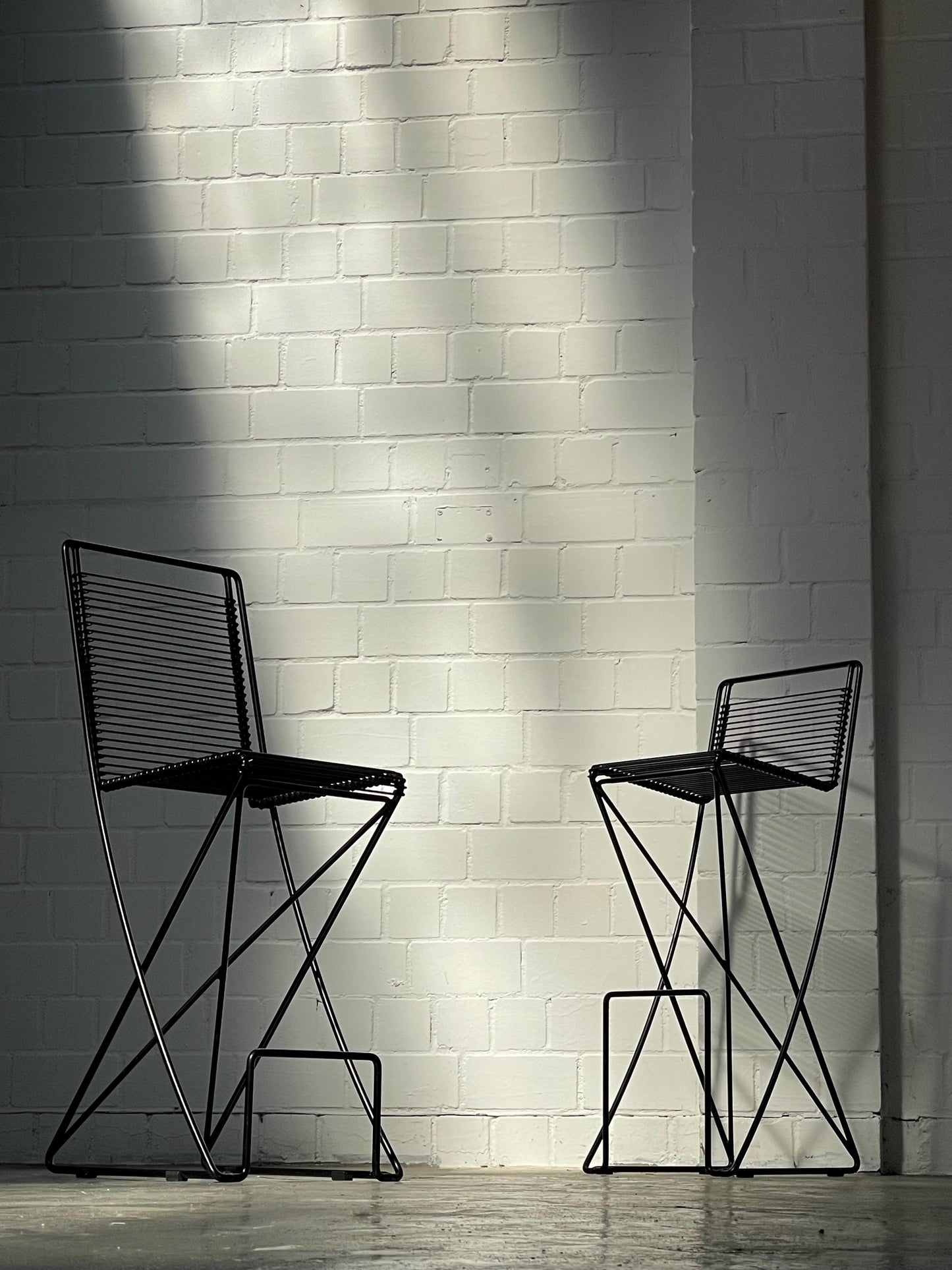 Vintage Barhocker und Tisch von Till Behrens schwarz