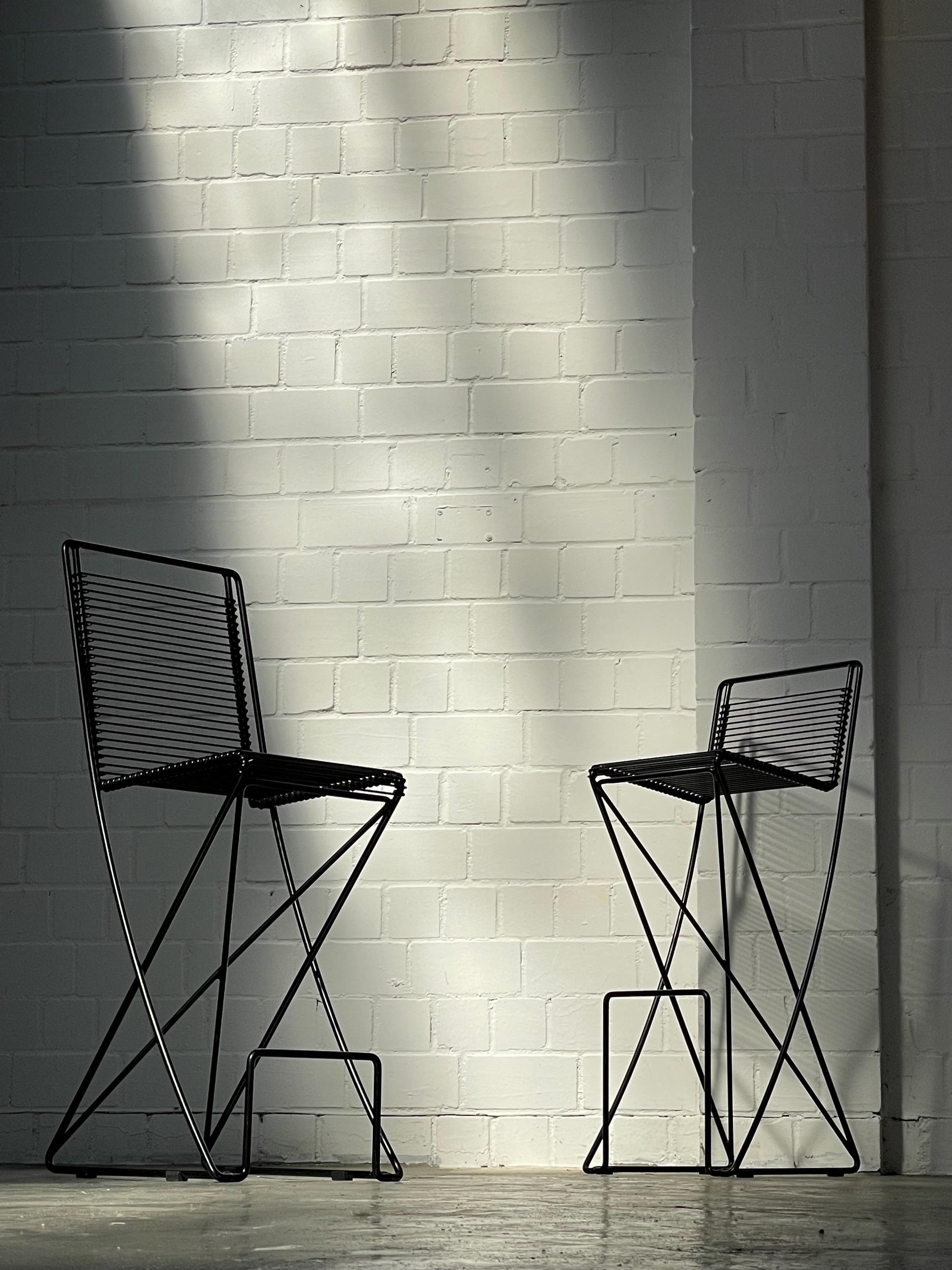 Vintage Barhocker und Tisch von Till Behrens schwarz