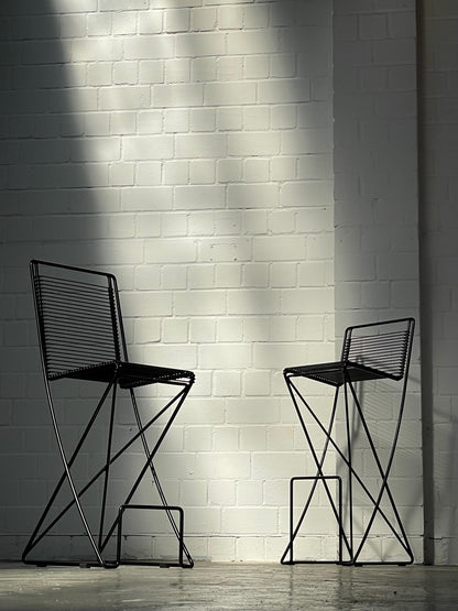 Vintage Barhocker und Tisch von Till Behrens schwarz