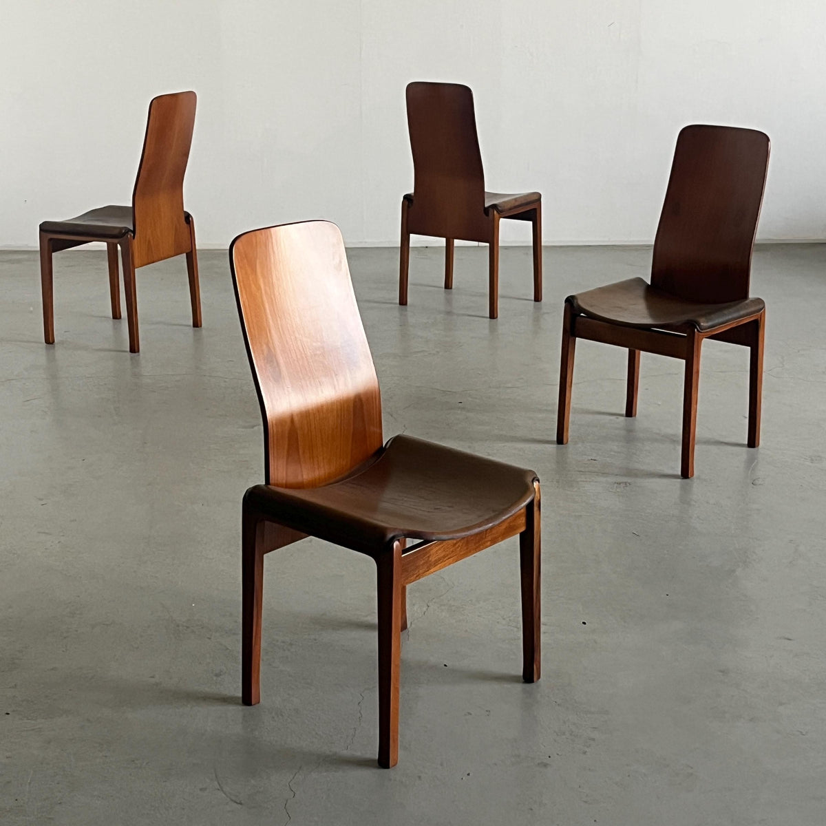 Chaise de salle à manger vintage « Fiorenza » de Tito Agnoli pour Molteni en cuir et noyer, lot de 4
