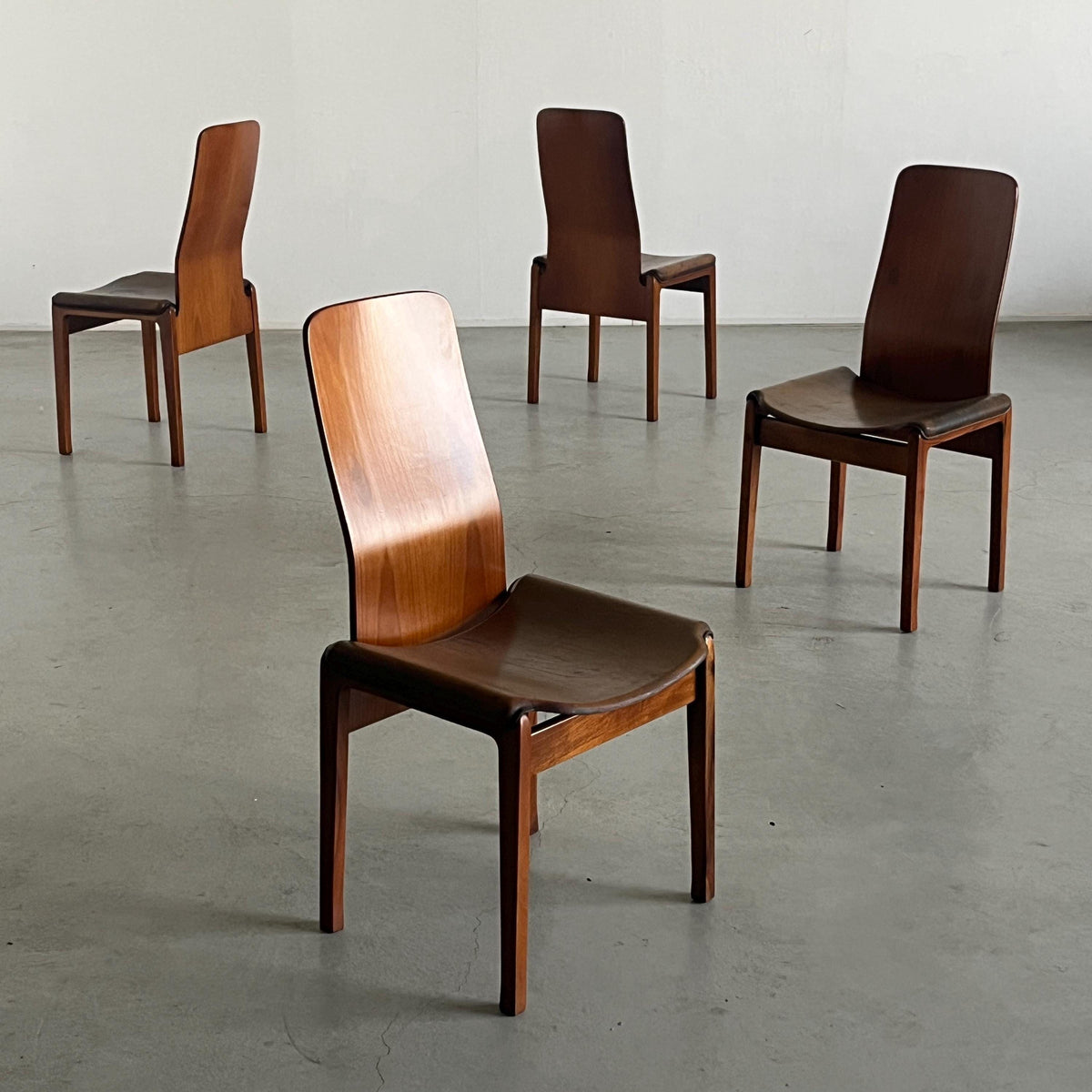 Chaise de salle à manger vintage « Fiorenza » de Tito Agnoli pour Molteni en cuir et noyer, lot de 4
