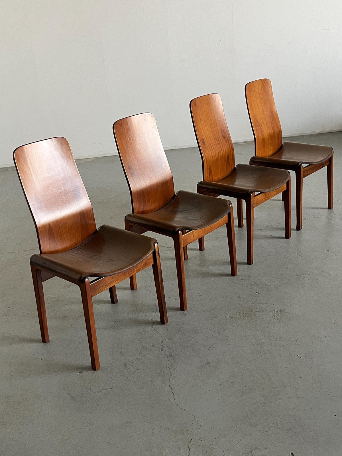 Chaise de salle à manger vintage « Fiorenza » de Tito Agnoli pour Molteni en cuir et noyer, lot de 4