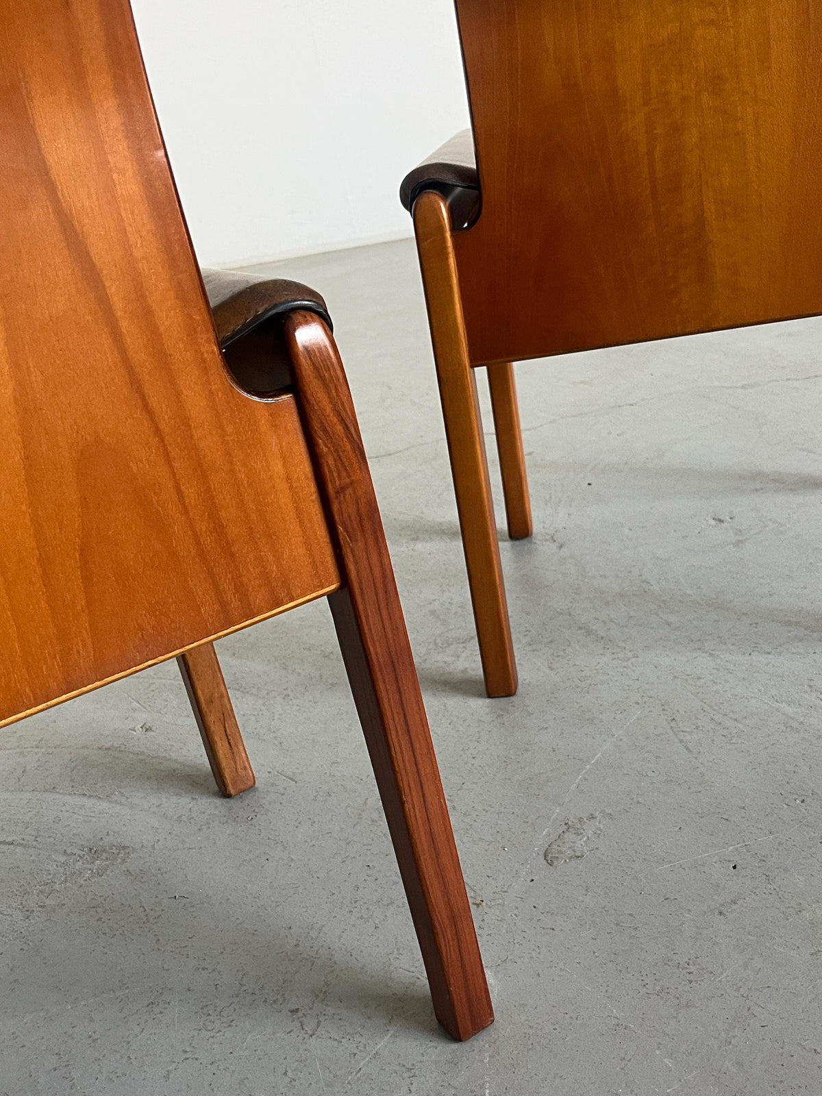 Chaise de salle à manger vintage « Fiorenza » de Tito Agnoli pour Molteni en cuir et noyer, lot de 4