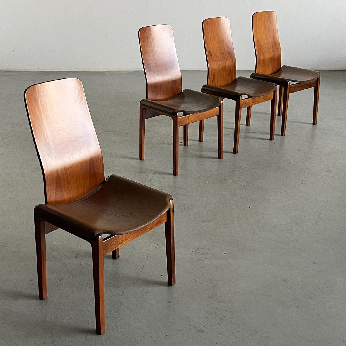 Chaise de salle à manger vintage « Fiorenza » de Tito Agnoli pour Molteni en cuir et noyer, lot de 4