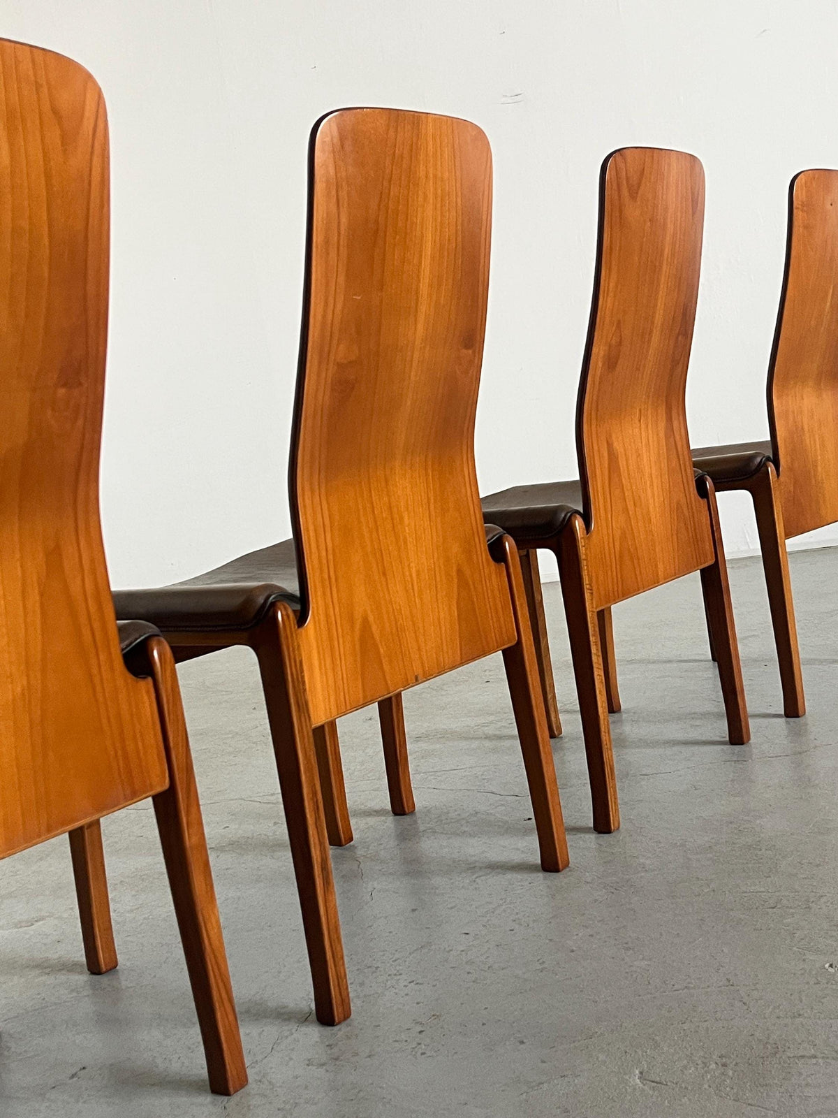 Chaise de salle à manger vintage « Fiorenza » de Tito Agnoli pour Molteni en cuir et noyer, lot de 4