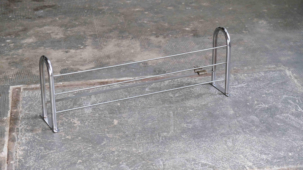 Vintage Wandgarderobe Bauhaus mit Hutablage und Kleiderhaken Chrom silberfarben